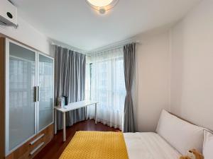 Een bed of bedden in een kamer bij Tyms 2BR Apt Near ITC Xujiahui Line1 11