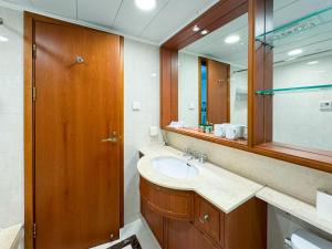 Een badkamer bij Tyms 2BR Apt Near ITC Xujiahui Line1 11