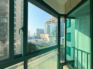Een balkon of terras bij Tyms 2BR Apt Near ITC Xujiahui Line1 11