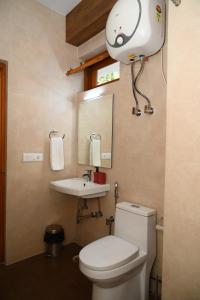 Koupelna v ubytování Soulful Abodes-Waterfall View + 37 fotografií