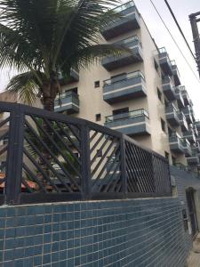 a palm tree in front of a building at Apartamento 2 Quartos Vista Mar in Ubatuba