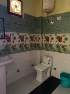 Ένα μπάνιο στο Shalom Guesthouse and Cafe