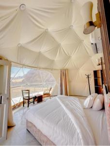 Una cama o camas en una habitación de Olivia Rum Luxury Bubbles & Jeep Tours