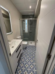 Koupelna v ubytování Acogedor apartamento junto a la playa by beBalmy