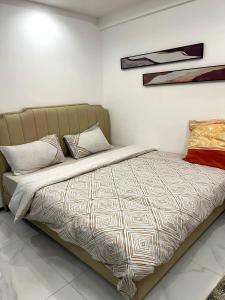 キガリにあるAffordable Luxury Studio with Free Pool, Gym and Office next to Convention Centerのベッド(枕付)が備わる客室です。