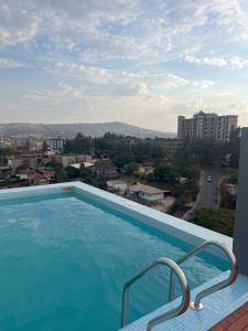 キガリにあるAffordable Luxury Studio with Free Pool, Gym and Office next to Convention Centerの市街の景色を望むスイミングプール