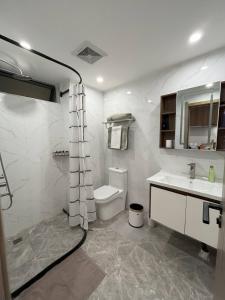 キガリにあるAffordable Luxury Studio with Free Pool, Gym and Office next to Convention Centerのトイレと洗面台を備えた白いバスルーム