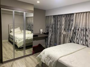 a bedroom with a bed and a mirror at Apartemen 69m 2 Kamar Tidur dan 2 Kamar Mandi Pemandangan Kota in Medan