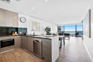 una cucina e una sala da pranzo con vista sull'oceano di Beach Chalet 7 - Coastal Bliss at Sunrise Beach a Sunrise Beach