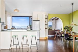 Η κουζίνα ή μικρή κουζίνα στο Ocean View Oasis Austinmer