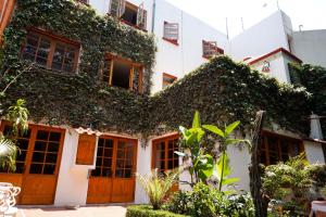 un edificio con hiedra creciendo en él en Casa Jacinta Guest House, en Ciudad de México