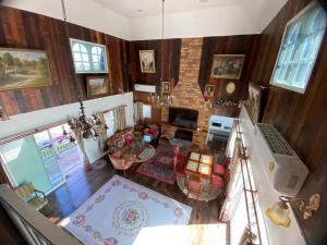 an overhead view of a living room with a fireplace at ตอไม้คันทรีรีสอร์ท in Ban Maklua Mai