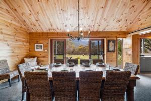 ein Esszimmer mit Tisch und Stühlen in der Unterkunft Bimberdong House in Crackenback