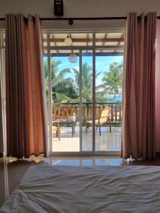 Postel nebo postele na pokoji v ubytování KVA Talalla Beach Villa