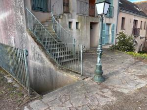 a street light on a sidewalk next to a building at Joli T2 avec wifi et Netflix proche du golf in Bellême