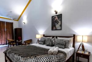 Ένα ή περισσότερα κρεβάτια σε δωμάτιο στο Sunbliss Villa, 3BHK Private Pool-Caretaker, WiFi