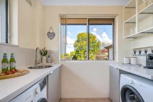 Η κουζίνα ή μικρή κουζίνα στο Rosehill Retreat Near Parramatta with Parking