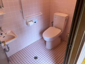 Ein Badezimmer in der Unterkunft 芦原温泉駅から徒歩5分の1棟貸切民泊 最低限芦原温泉駅前
