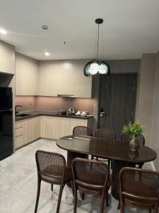 Η κουζίνα ή μικρή κουζίνα στο The Filmore Luxury Apartment