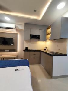 Kitchen o kitchenette sa 10th floor Well Design Luxury Studio in Jaipur