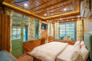 Giường trong phòng chung tại Arcelia Cottage, Cozy Villa in Nainital