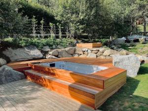 レ・ズッシュにあるChalet Luxe, vu massif exceptionnelの木製のバスタブ(デッキ上に設置)