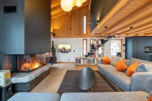 レ・ズッシュにあるChalet Luxe, vu massif exceptionnelのソファと暖炉のあるリビングルーム +22枚の写真