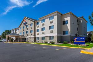 un hôtel avec un parking dans l'établissement Comfort Inn Wichita East, à Wichita