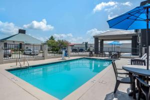 Πισίνα στο ή κοντά στο Quality Suites Baton Rouge East - Denham Springs