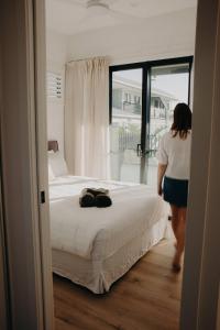 d'une femme dans une chambre avec un lit dans l'établissement Dudley Villa, à Evans Head 26 autres photos