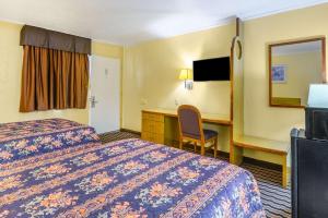 Televisyen dan/atau pusat hiburan di Rodeway Inn