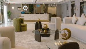 Гостиная зона в Royal Grand Suite Hotel