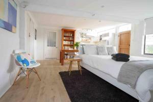 Ένα ή περισσότερα κρεβάτια σε δωμάτιο στο Stylish Studio in Heart of Annandale Village