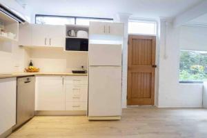 Η κουζίνα ή μικρή κουζίνα στο Stylish Studio in Heart of Annandale Village +15 φωτογραφίες