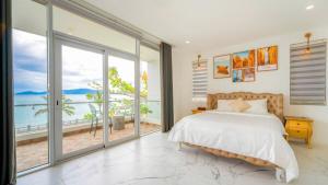 Un dormitorio con una cama con vista al mar. en Ocean View Villa - 8 Bedrooms - In Great Location - Just 10M From The Beach, en Nha Trang