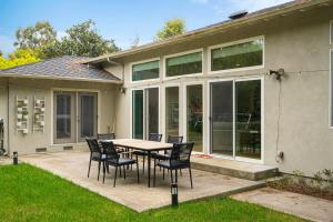 stół i krzesła przed domem w obiekcie 420 Cozy 5BR Modern house in Palo Alto w mieście Palo Alto