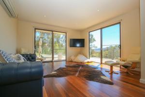 a living room with a large rug on the floor at Kangaroo Lodge in Bright