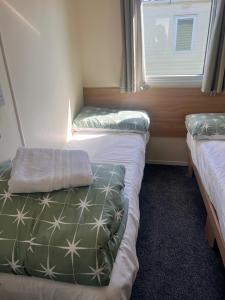 Posteľ alebo postele v izbe v ubytovaní 3 Bed Caravan Sleeps 8 - Parking Bbq Pool + 9 fotografií