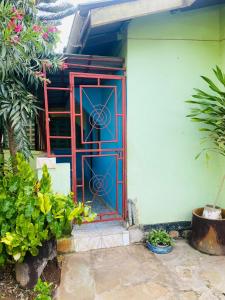 een blauwe en rode deur aan de zijkant van een huis bij Serenity Eusy Diani in Ukunda
