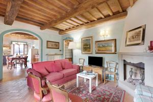 a living room with a pink couch and a fireplace at Francigena in Gambassi Terme