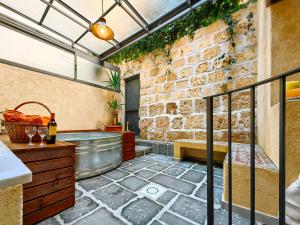 Ảnh trong thư viện ảnh của Basso 61, Cozy Oasis with Mini Pool and Courtyard ở Palermo