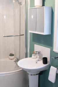 Ένα μπάνιο στο Modern 3 Bed Terrace