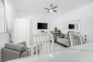 een woonkamer met twee stoelen en een tv bij Casa Fre - Lomas Del Golf - Villamartin in Villamartin