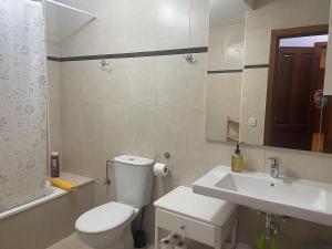 ein Badezimmer mit einer weißen Toilette und einem Waschbecken in der Unterkunft Apartamento tranquilo en la Villa de Teguise Lanzarote in Teguise + 42 Fotos