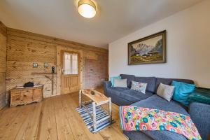 un salon avec un canapé et une table dans l'établissement Holiday Home Edt, à Bad Goisern