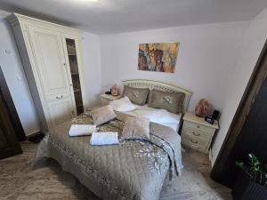 een slaapkamer met een bed met twee handdoeken erop bij OLE Apartment - CENTRAL - Parking included in Timişoara