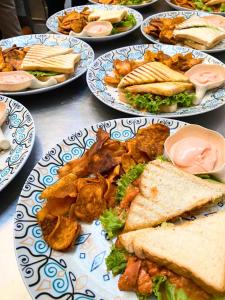 Makanan di atau berdekatan hotel