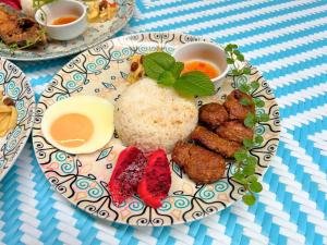 Makanan di atau berdekatan hotel