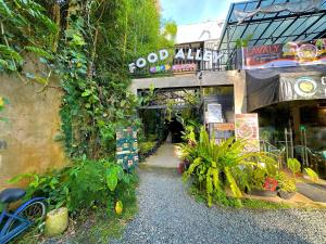 Taman di luar Containers by Eco Hotels