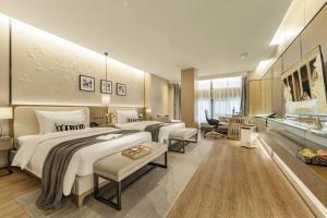 Giường trong phòng chung tại Yes Rustic Luxury Rome Art Hotel